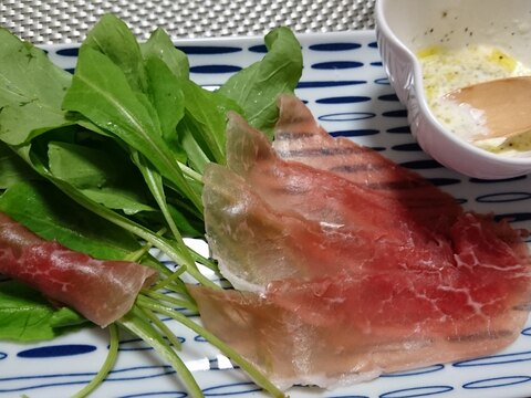 簡単おつまみ♪ルッコラの生ハム巻き。チーズソース☆